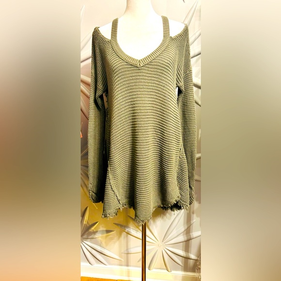 EUC Free People SZ M army green V-neck sweater with frayed edges, bust 46”-56” - Picture 7 of 9